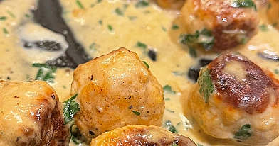 Purūs vištienos kukuliai sūrio ir grietinėlės padaže