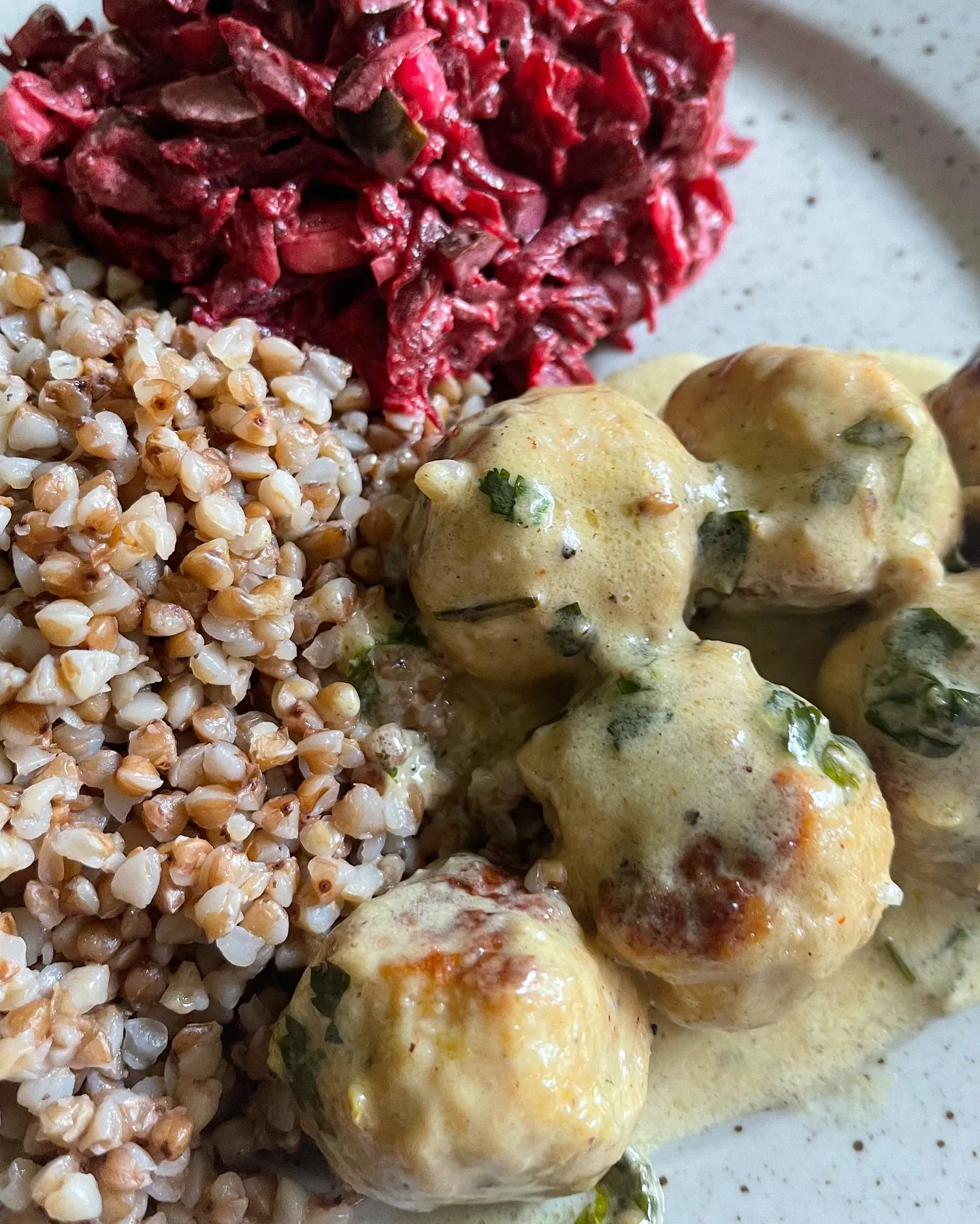 Purūs vištienos kukuliai sūrio ir grietinėlės padaže