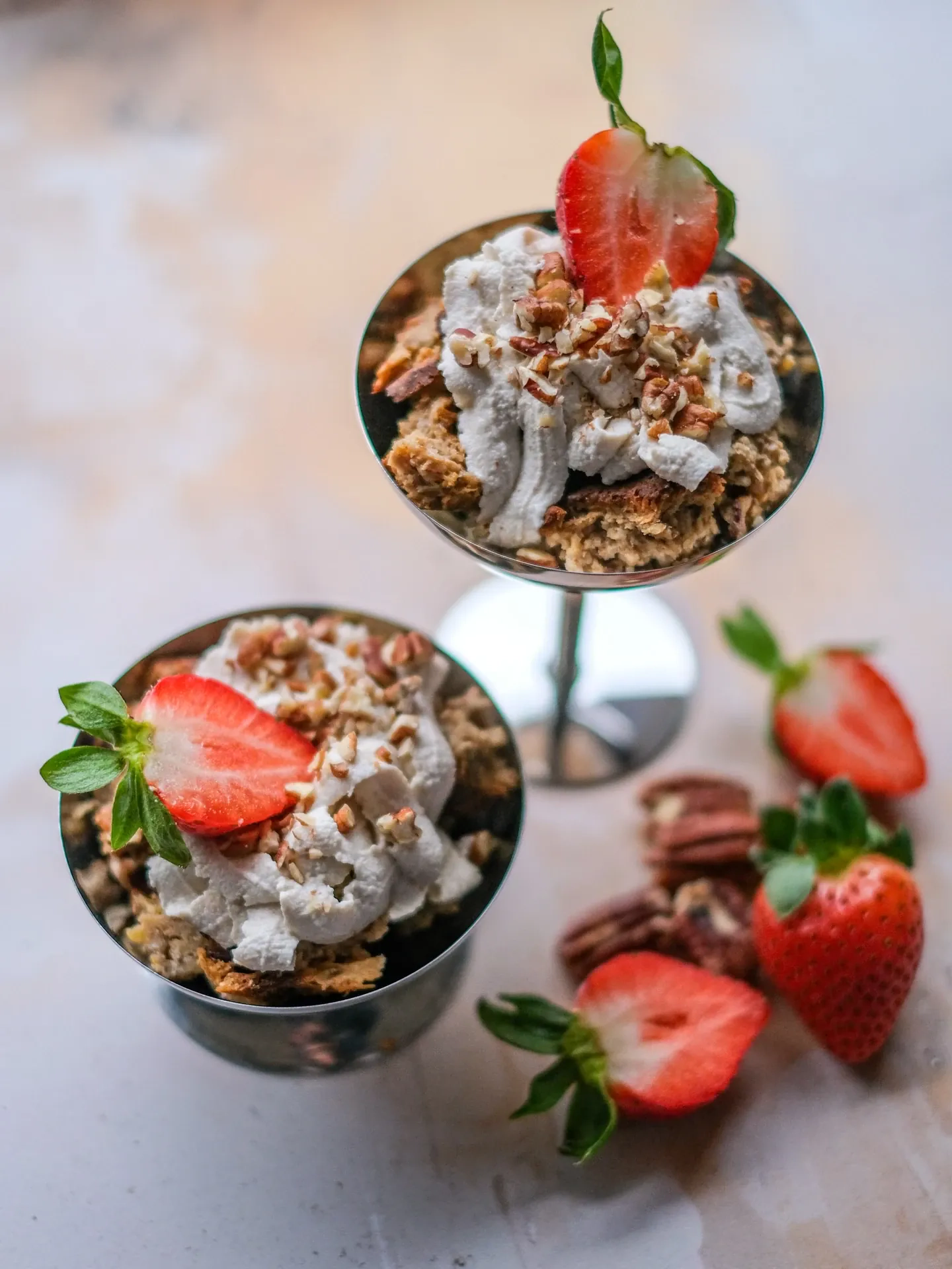 Wegańska piernikowa szarlotka śniadaniowa w pucharku z kremem z nerkowców