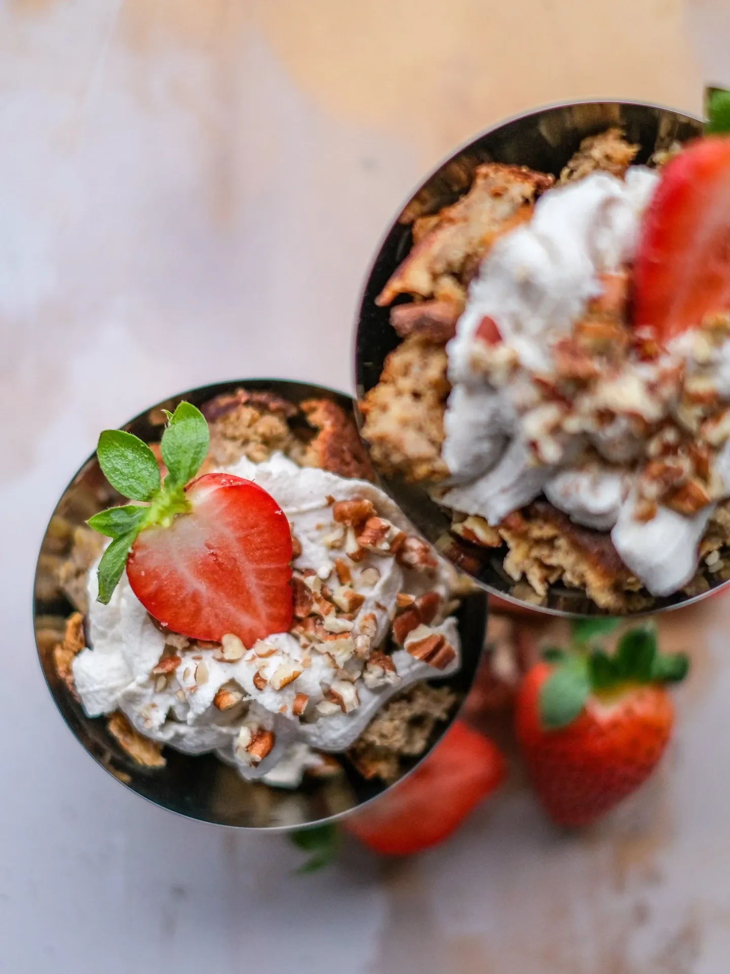 Wegańska piernikowa szarlotka śniadaniowa w pucharku z kremem z nerkowców