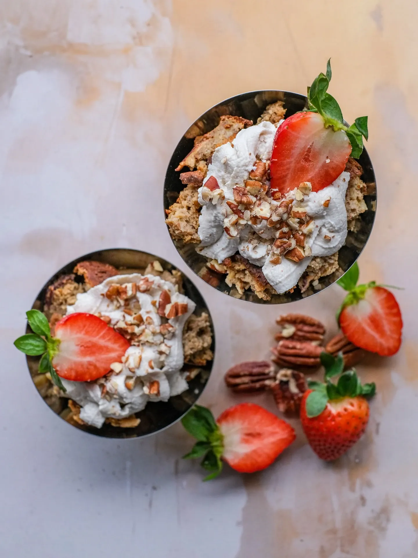 Wegańska piernikowa szarlotka śniadaniowa w pucharku z kremem z nerkowców