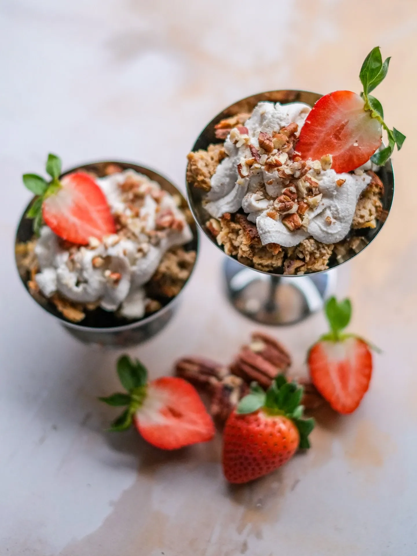 Wegańska piernikowa szarlotka śniadaniowa w pucharku z kremem z nerkowców