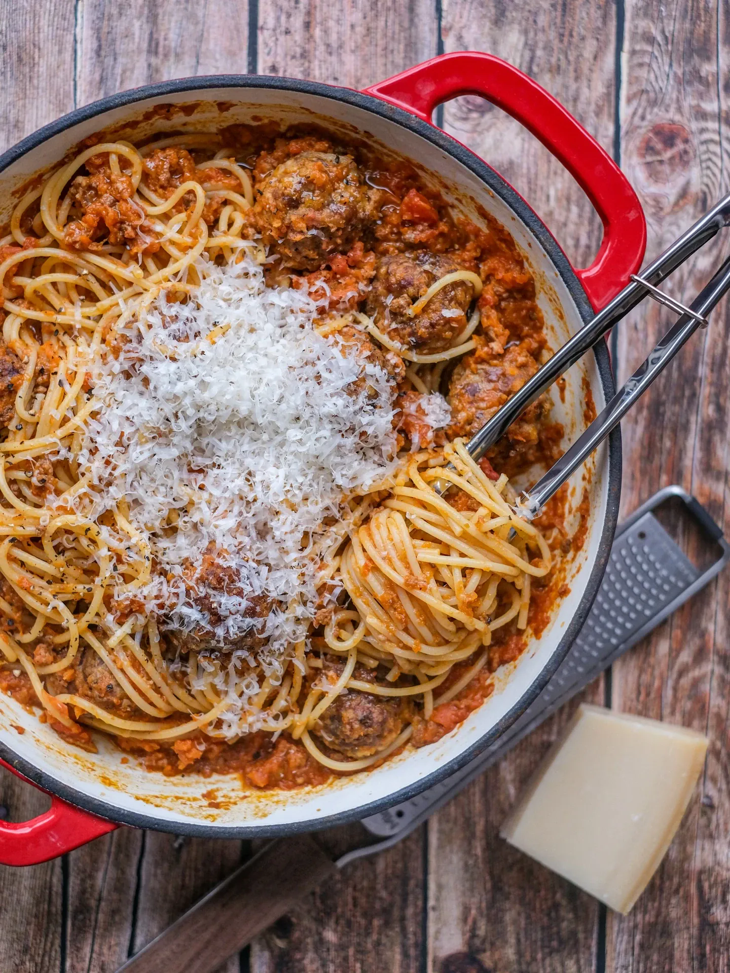 Spaghetti ragu (Ragoût) alla bolognese z klopsikami i parmezanem