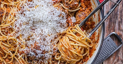 Spaghetti ragu (Ragoût) alla bolognese z klopsikami i parmezanem