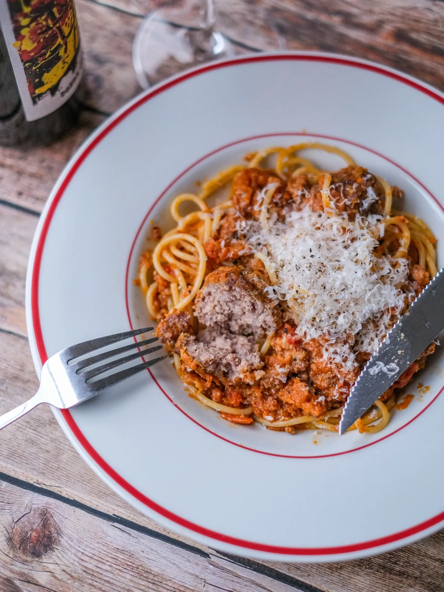 Spaghetti ragu (Ragoût) alla bolognese z klopsikami i parmezanem