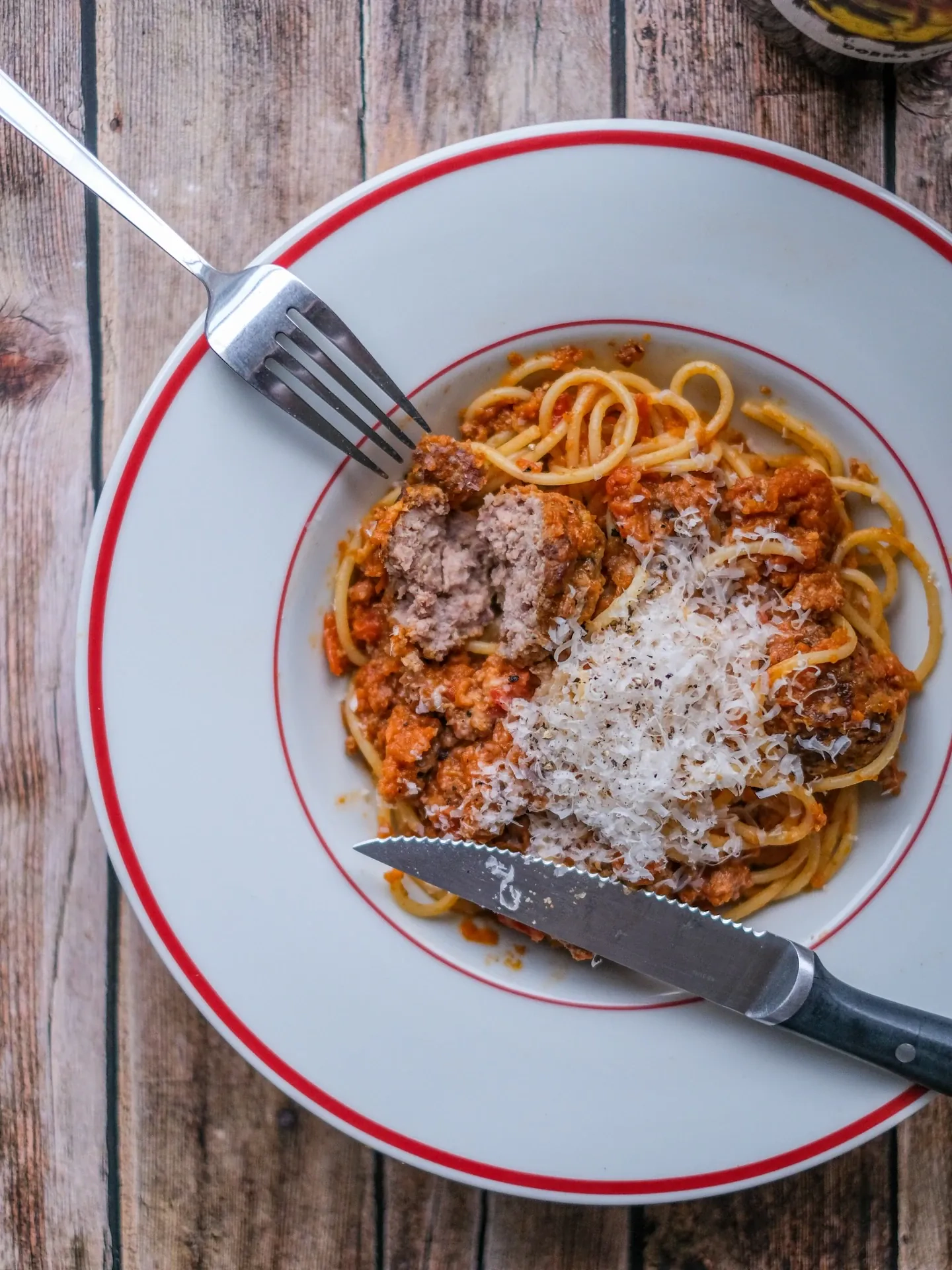 Spaghetti ragu (Ragoût) alla bolognese z klopsikami i parmezanem