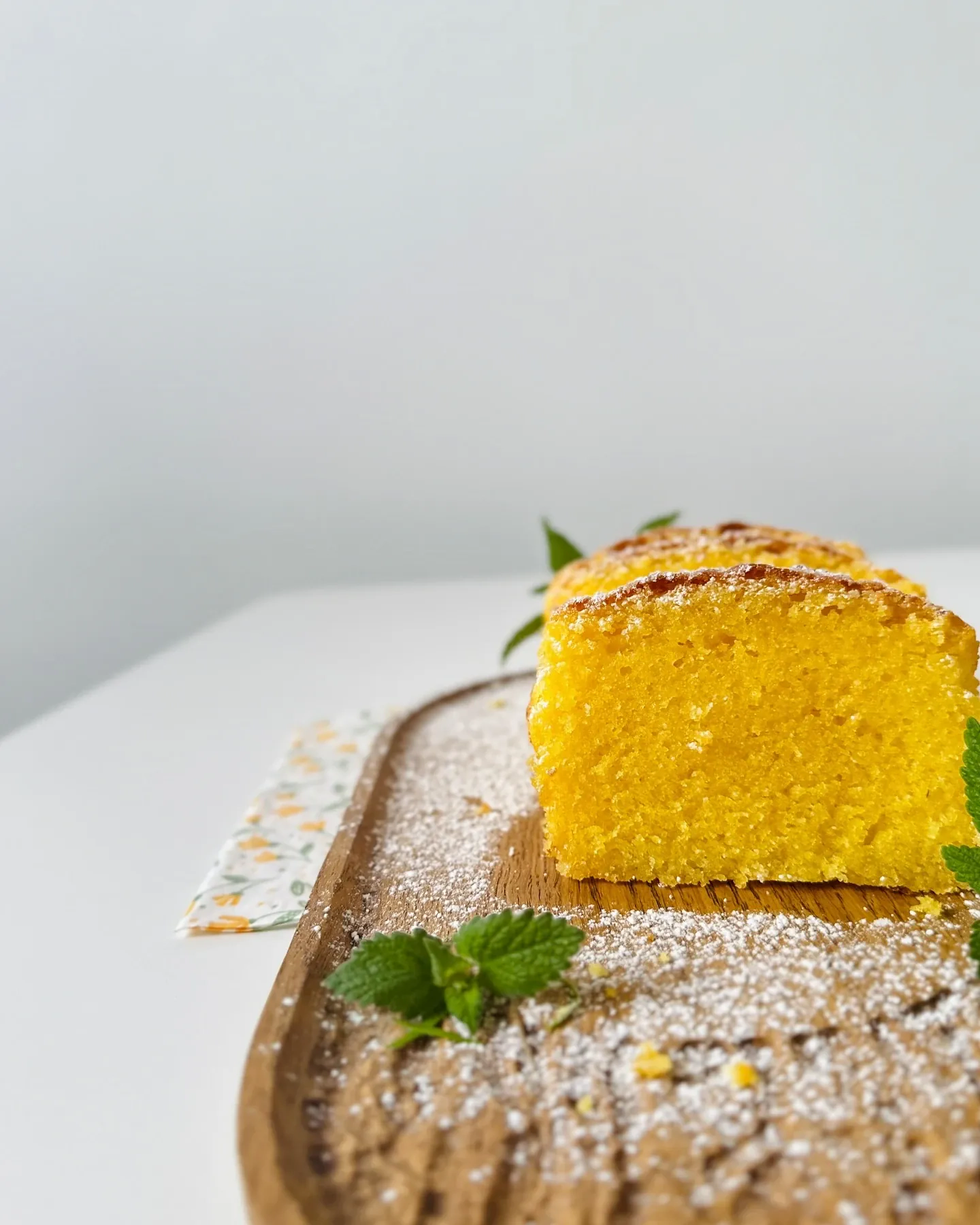 Citrusinis keksas su persikais