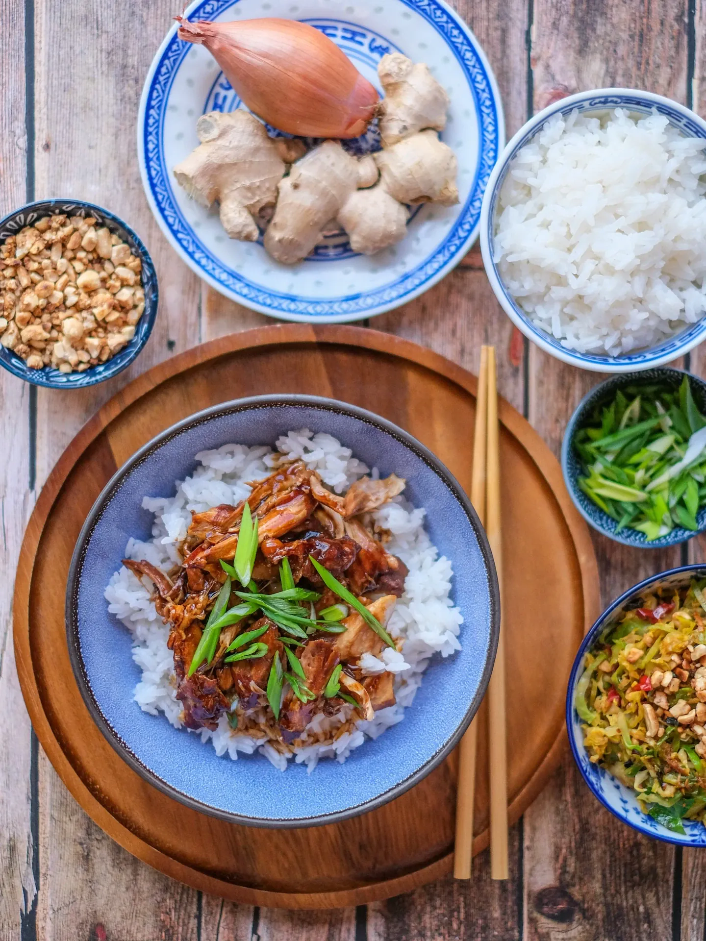 Kurczak sojowy po chińsku z ryżem jaśminowym i chrupiącą brukselką z woka