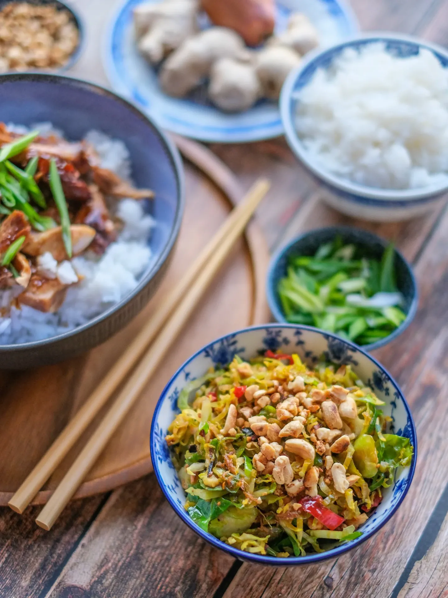 Kurczak sojowy po chińsku z ryżem jaśminowym i chrupiącą brukselką z woka