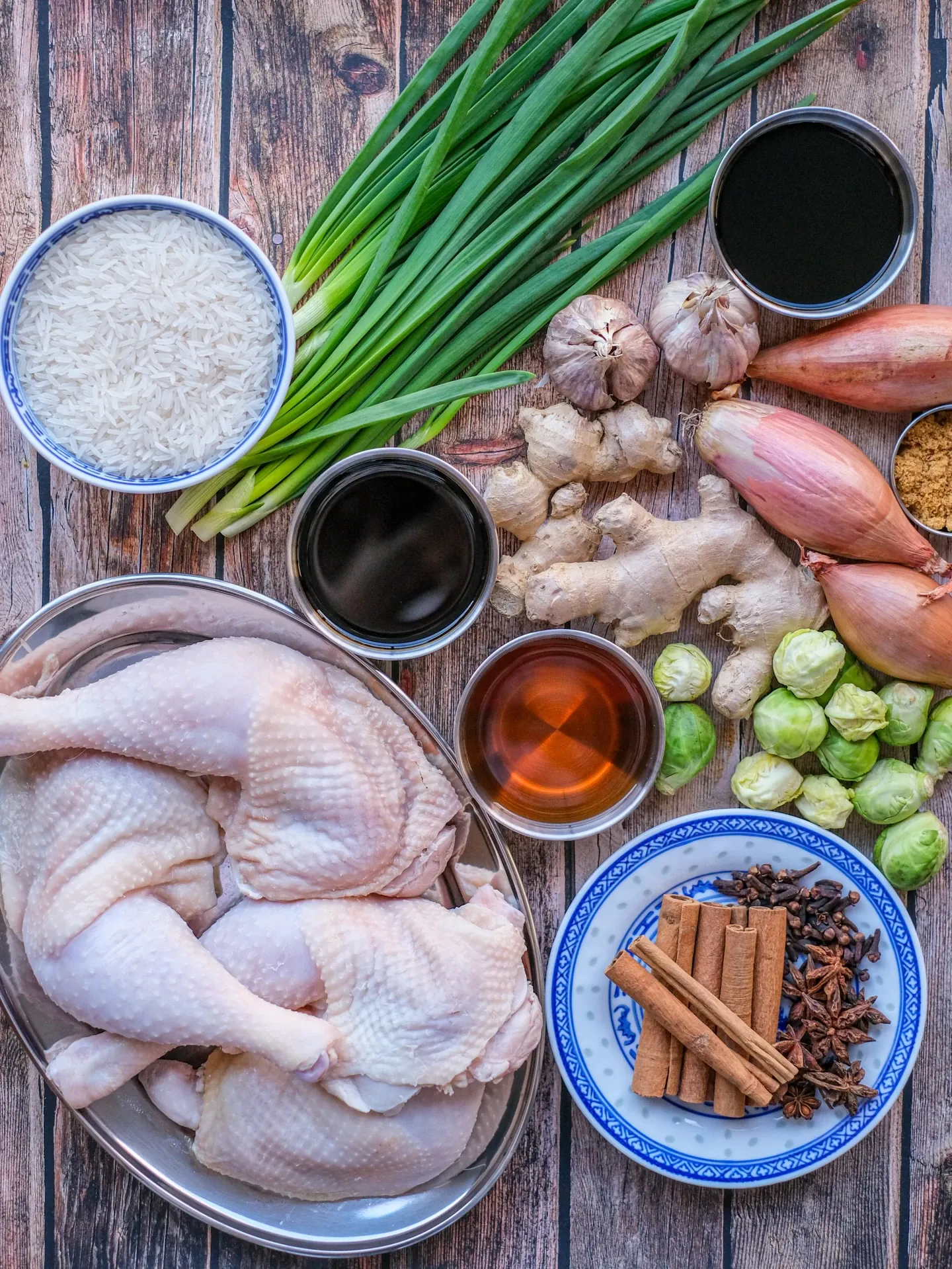 Kurczak sojowy po chińsku z ryżem jaśminowym i chrupiącą brukselką z woka