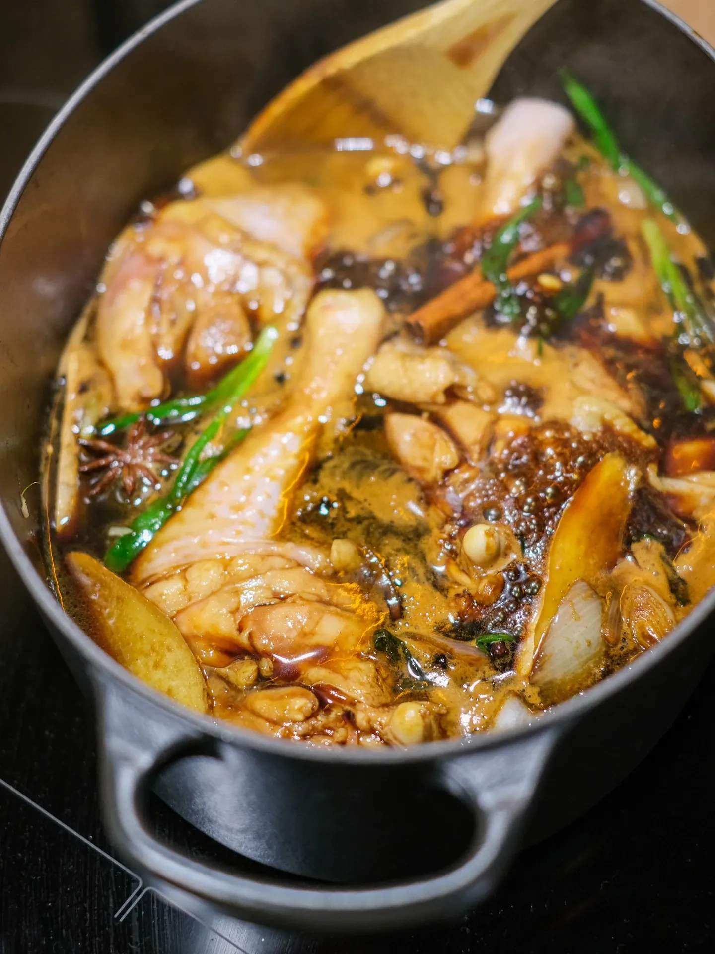 Kurczak sojowy po chińsku z ryżem jaśminowym i chrupiącą brukselką z woka