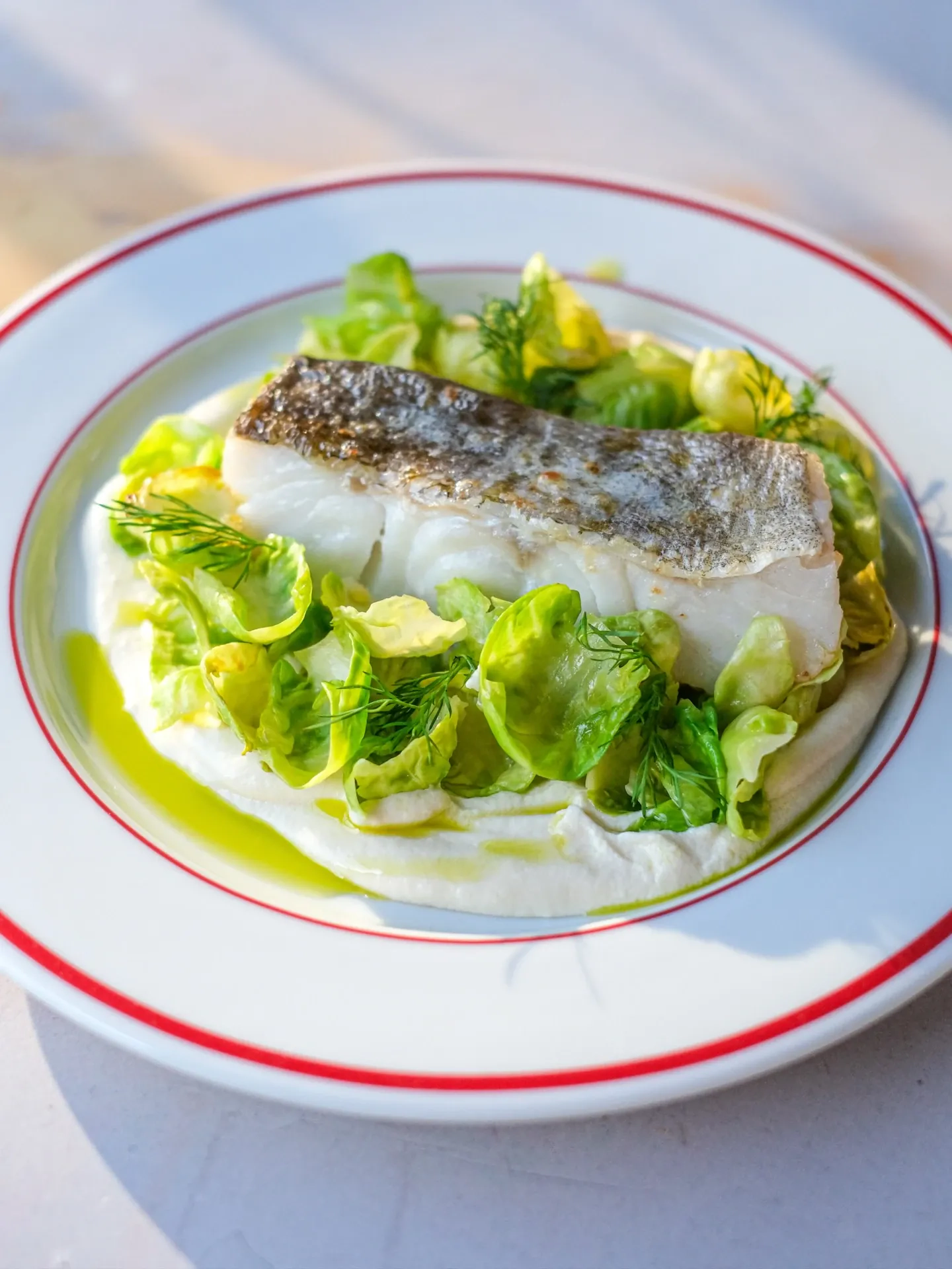 Dorsz z air fryera z brukselką i cytrynowym beurre blanc