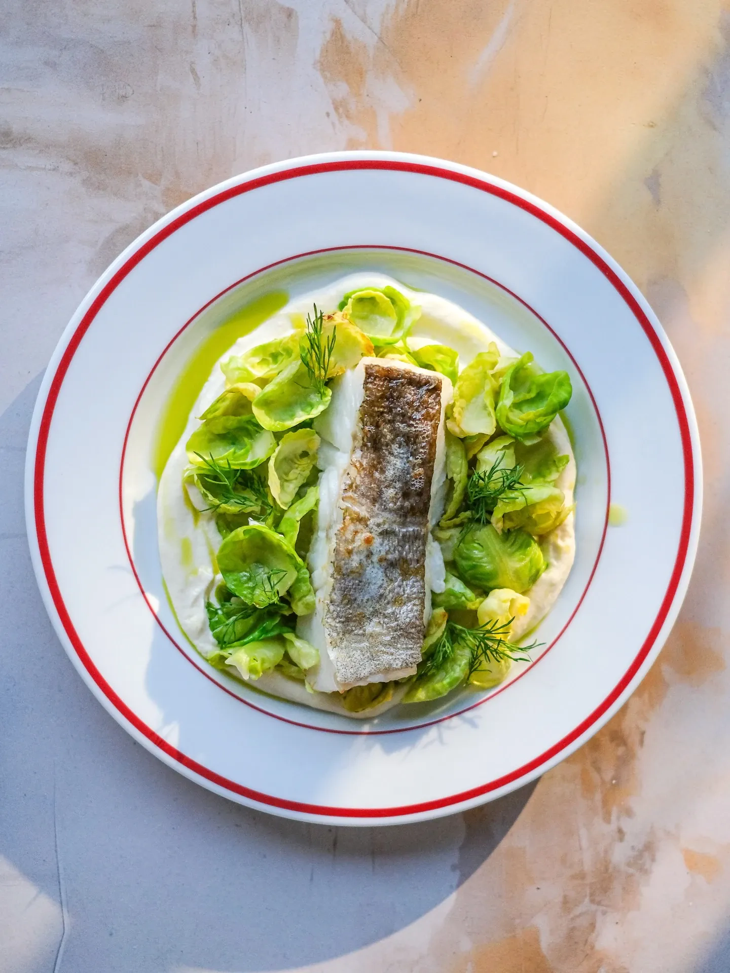 Dorsz z air fryera z brukselką i cytrynowym beurre blanc