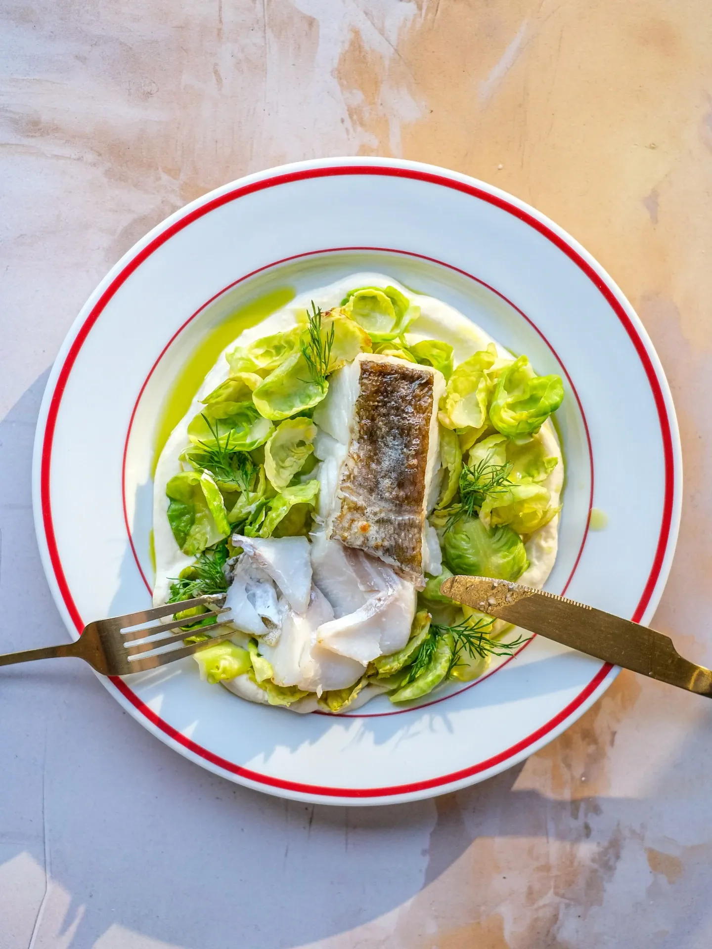 Dorsz z air fryera z brukselką i cytrynowym beurre blanc