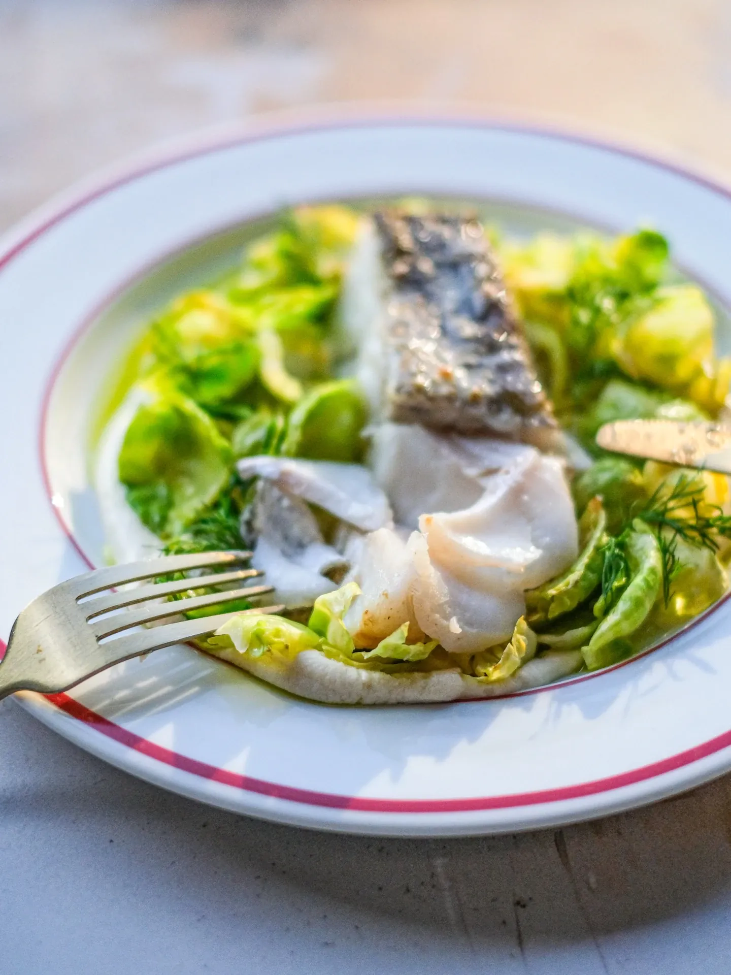 Dorsz z air fryera z brukselką i cytrynowym beurre blanc