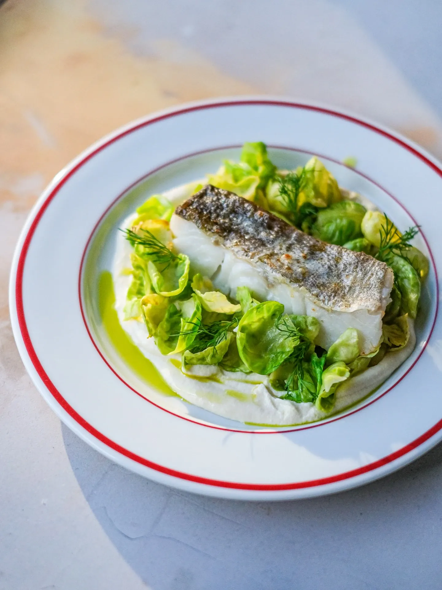 Dorsz z air fryera z brukselką i cytrynowym beurre blanc