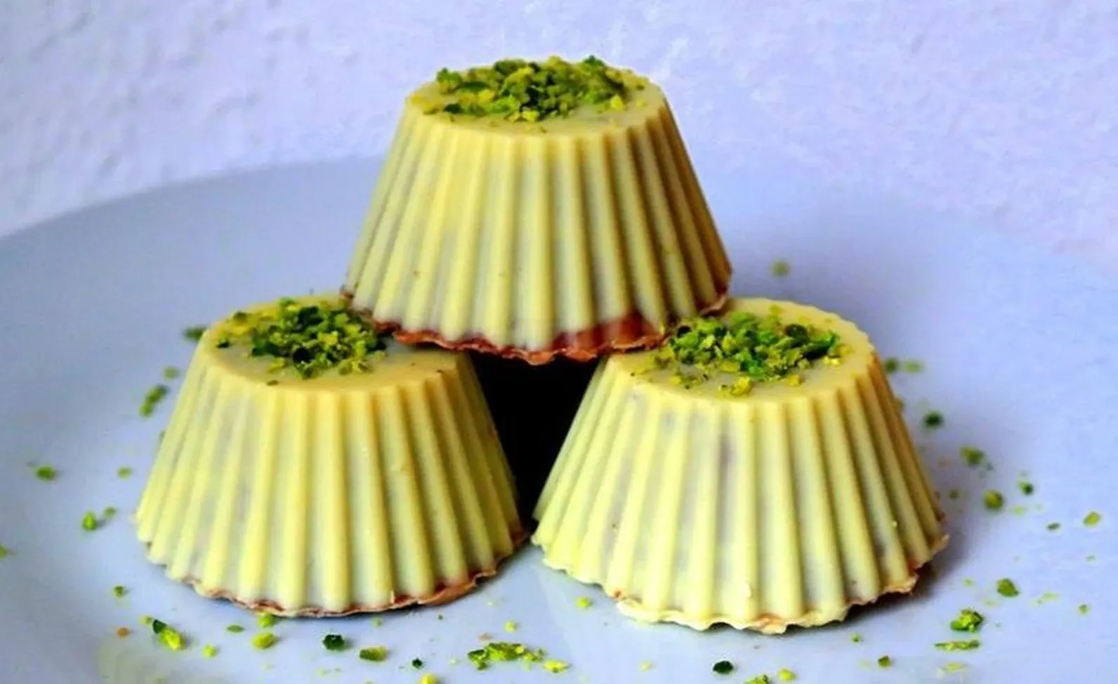 Glaistyti varškės sūreliai su riešutais ir baltu šokoladu