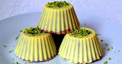 Glaistyti varškės sūreliai su riešutais ir baltu šokoladu