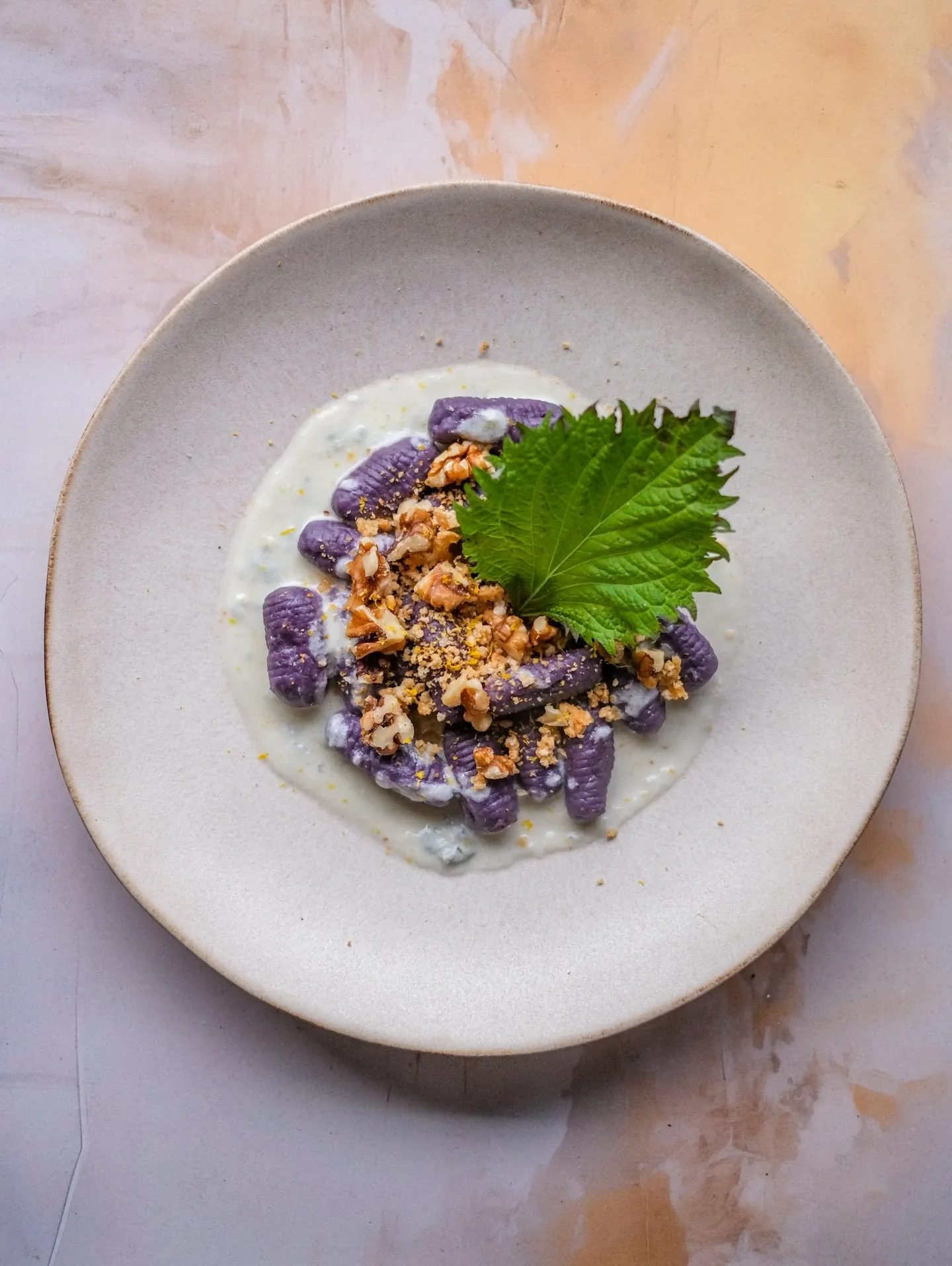 Fioletowe gnocchi z fioletowych ziemniaków z sosem gorgonzola i parmezanem, orzechami włoskimi i cytryną