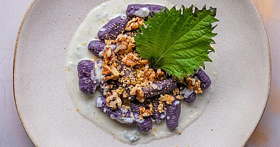 Fioletowe gnocchi z fioletowych ziemniaków z sosem gorgonzola i parmezanem, orzechami włoskimi i cytryną