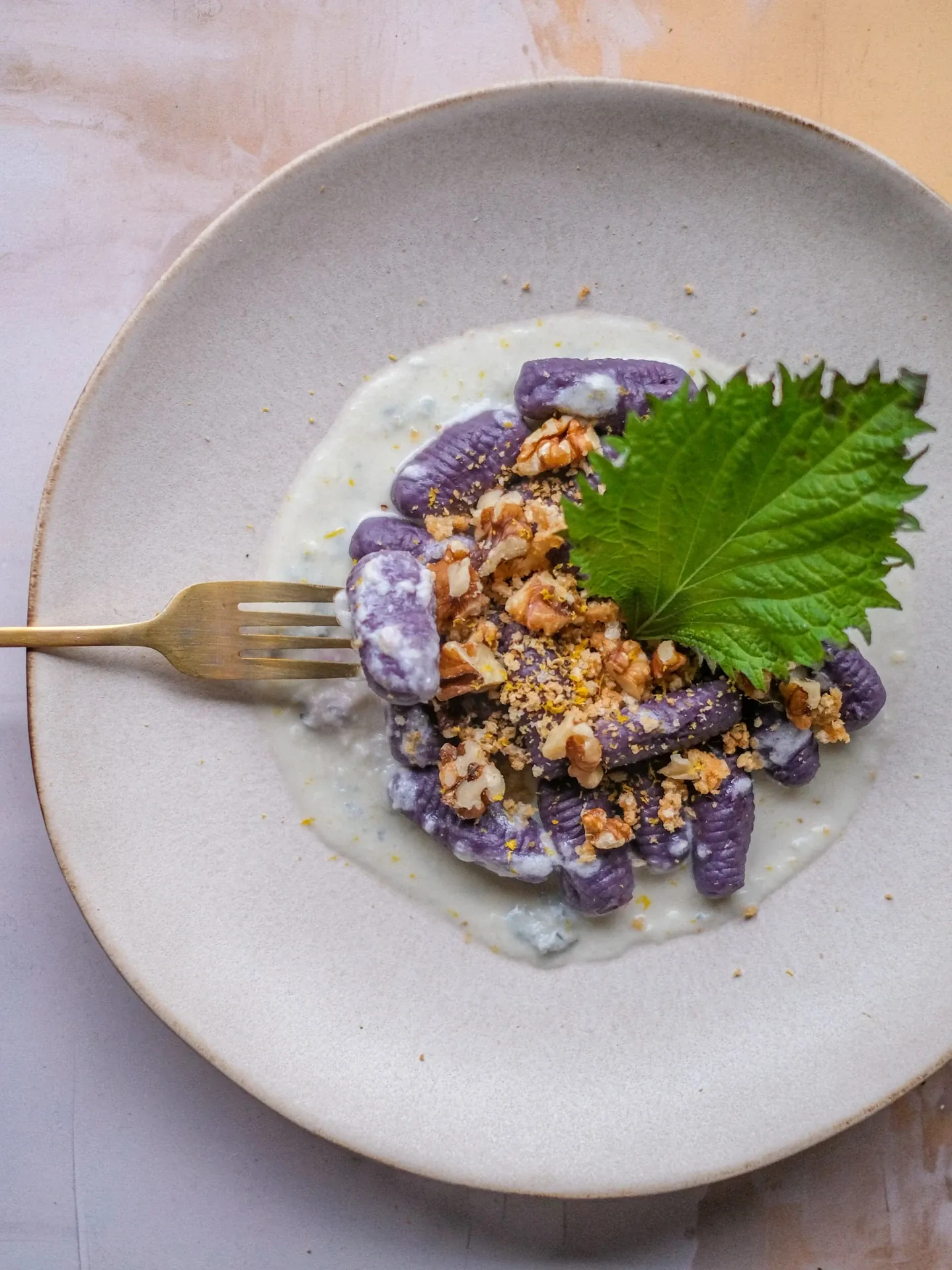 Fioletowe gnocchi z fioletowych ziemniaków z sosem gorgonzola i parmezanem, orzechami włoskimi i cytryną