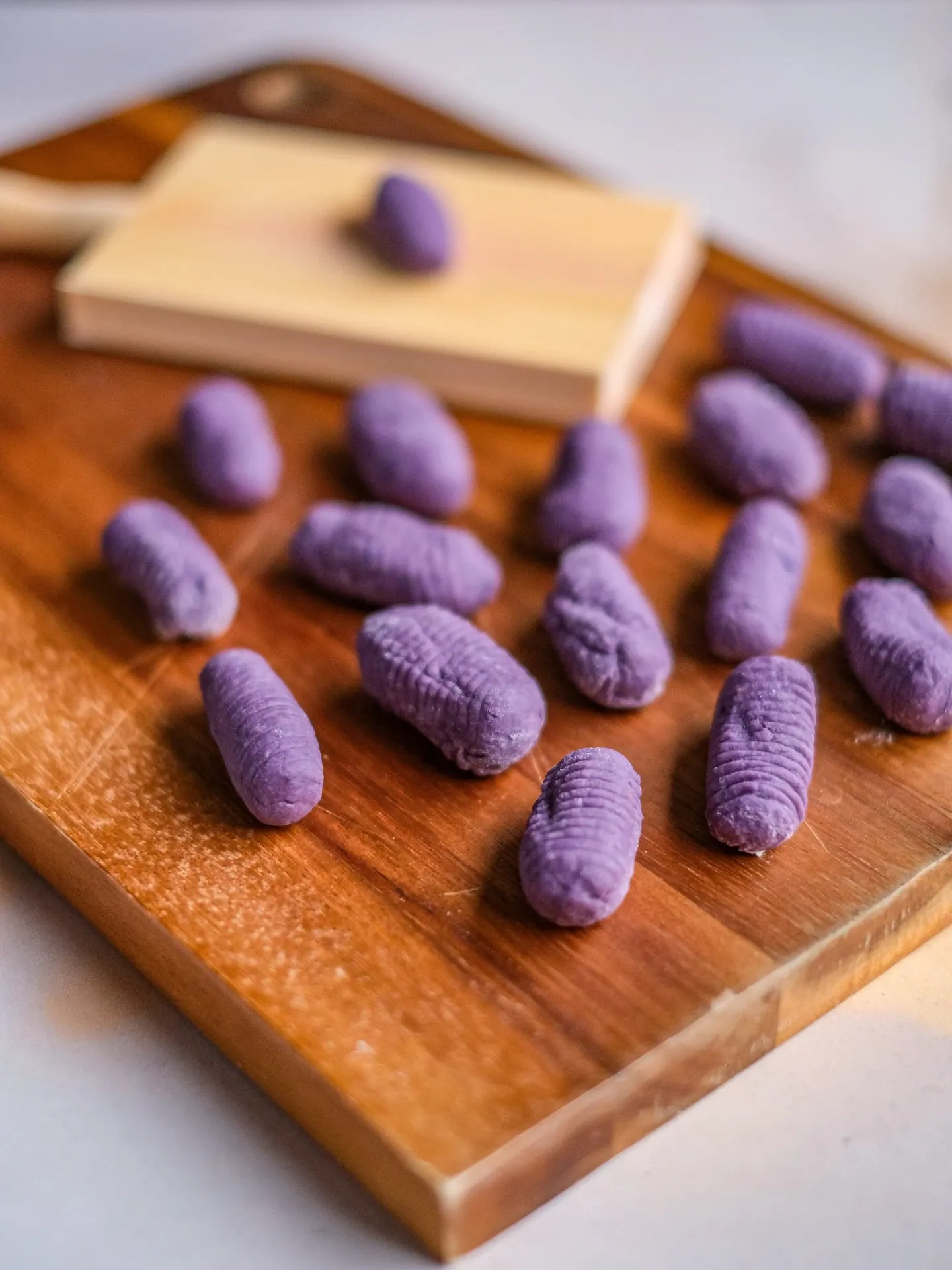 Fioletowe gnocchi z fioletowych ziemniaków z sosem gorgonzola i parmezanem, orzechami włoskimi i cytryną