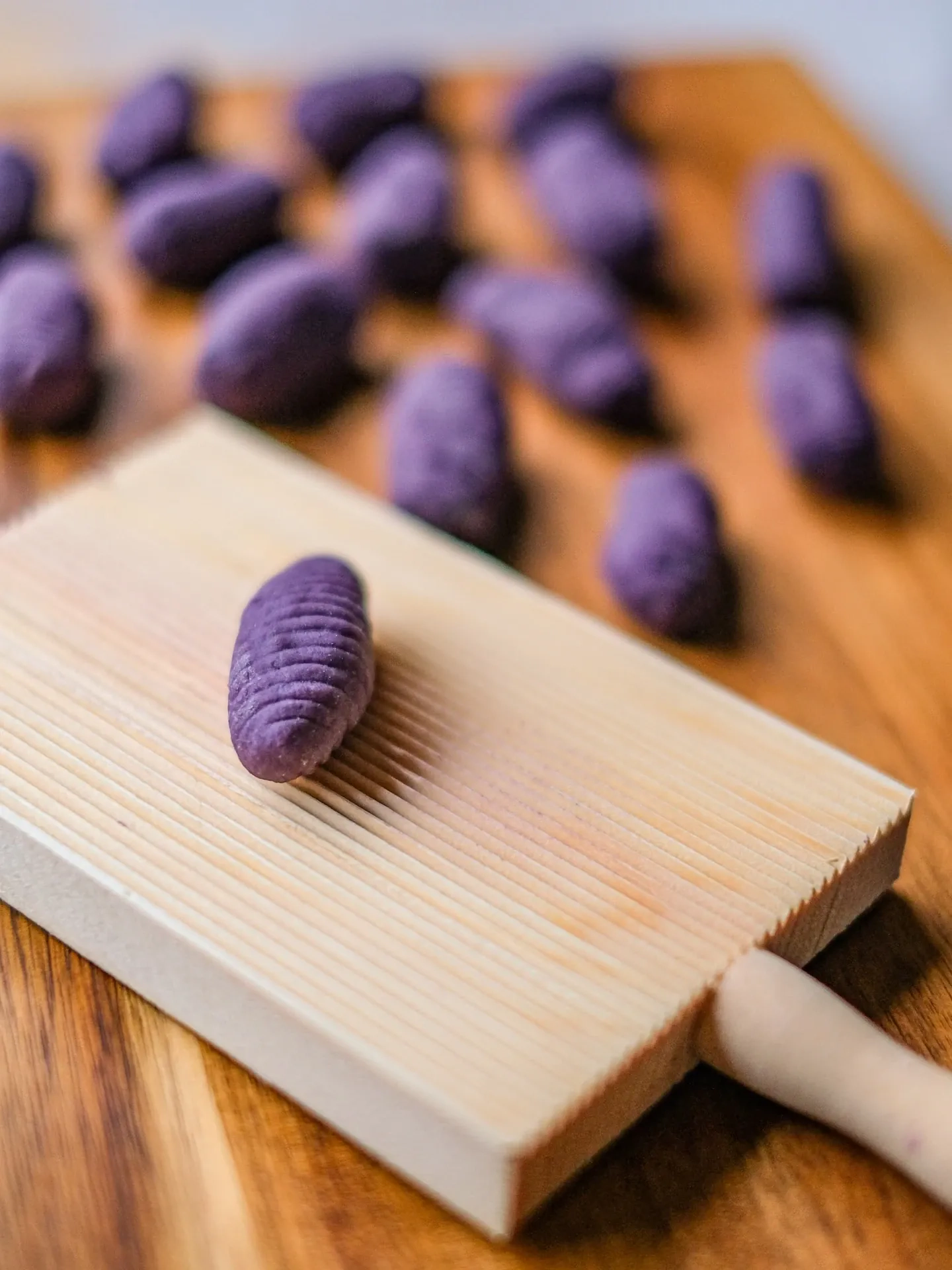 Fioletowe gnocchi z fioletowych ziemniaków z sosem gorgonzola i parmezanem, orzechami włoskimi i cytryną