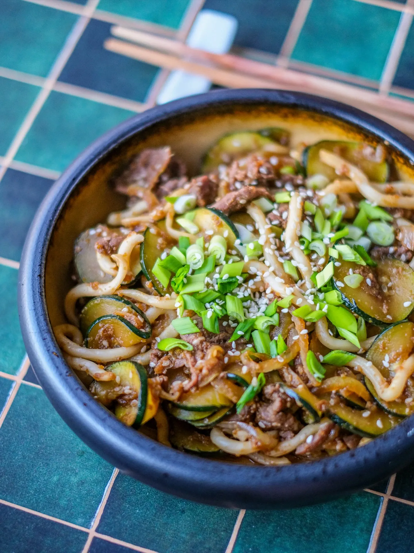 Wołowina bulgogi z makaronem udon i cukinią – szybki koreański obiad pełen umami 🍜🔥