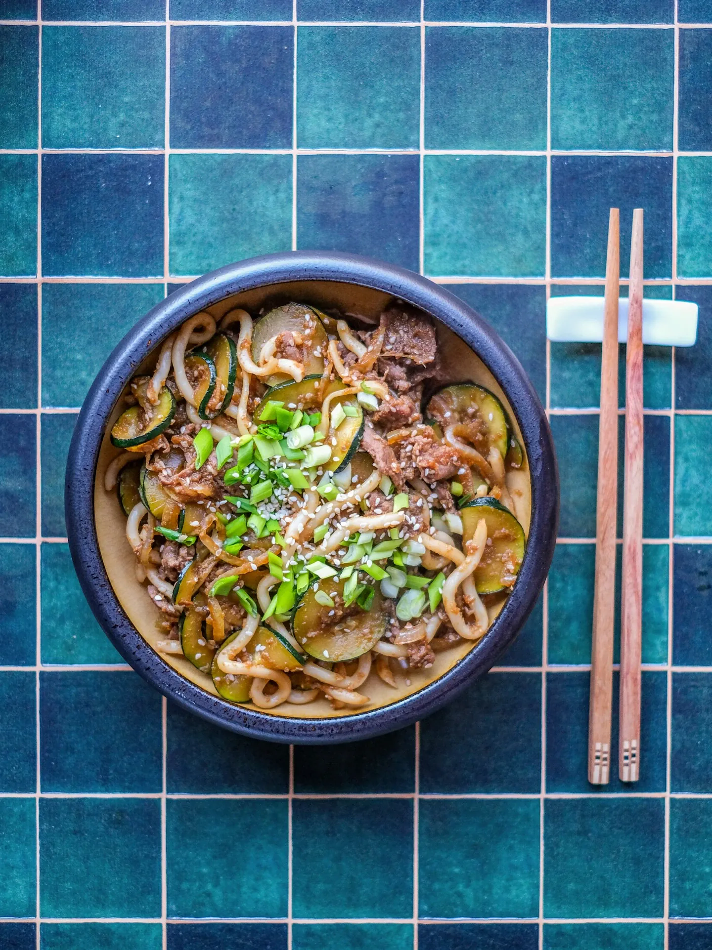 Wołowina bulgogi z makaronem udon i cukinią – szybki koreański obiad pełen umami 🍜🔥