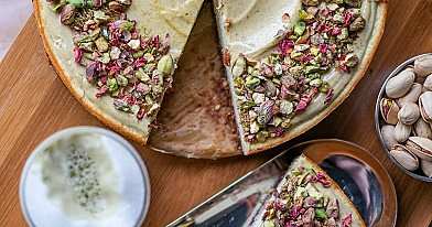 Fit skyrnik pistacjowy bez cukru z pistacjową polewą i płatkami róży.