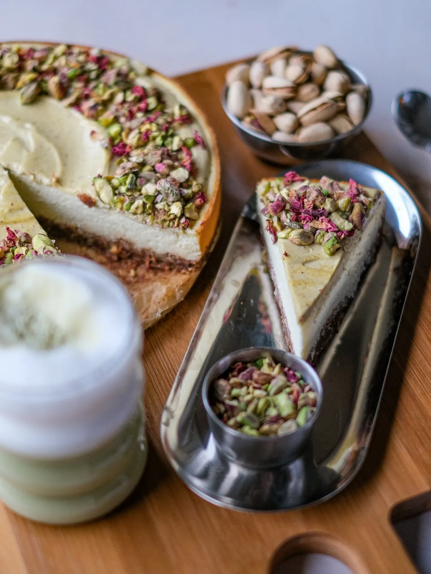 Fit skyrnik pistacjowy bez cukru z pistacjową polewą i płatkami róży.