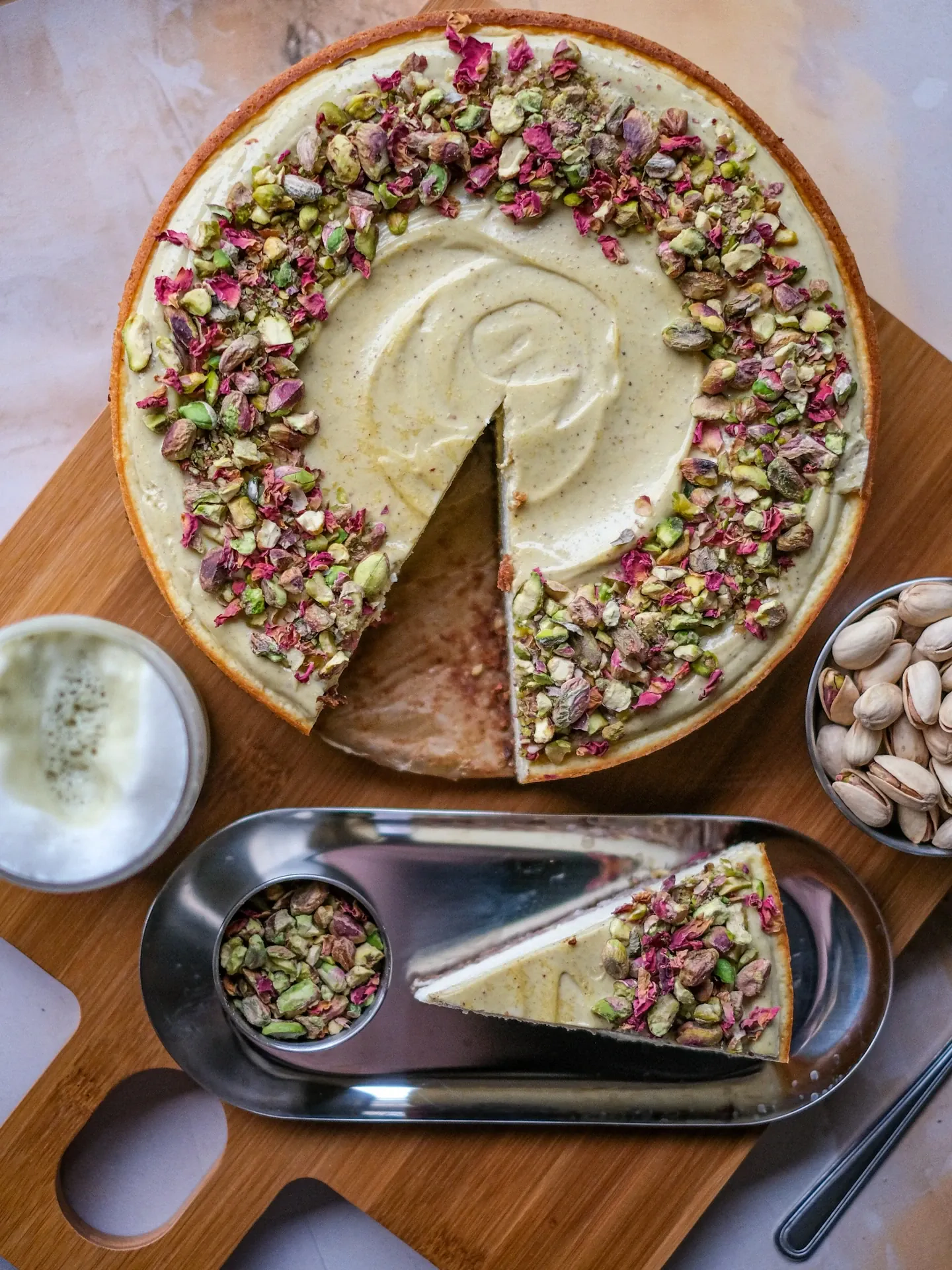 Fit skyrnik pistacjowy bez cukru z pistacjową polewą i płatkami róży.