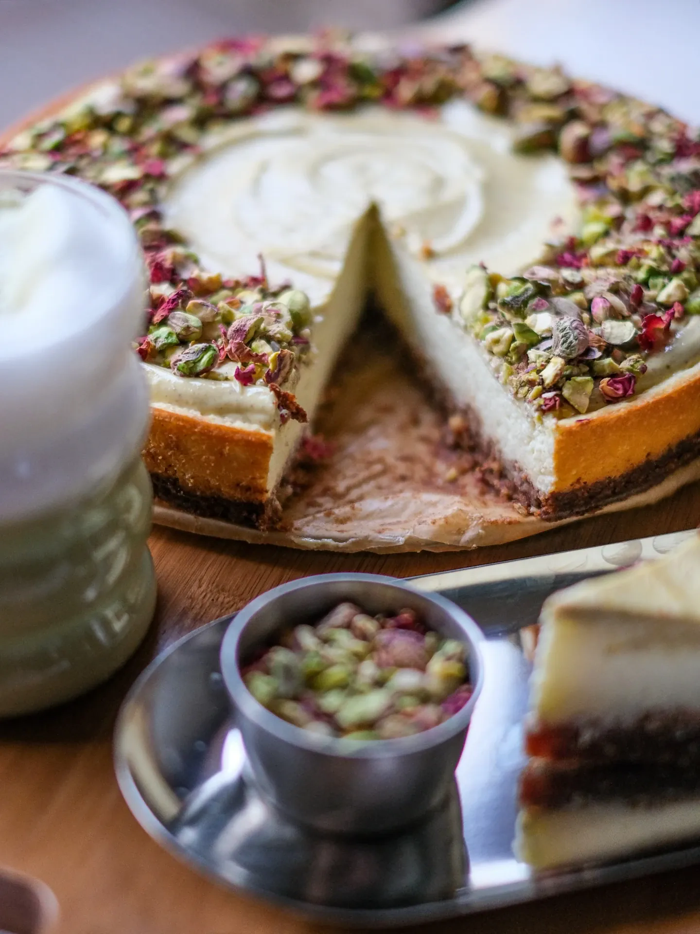 Fit skyrnik pistacjowy bez cukru z pistacjową polewą i płatkami róży.