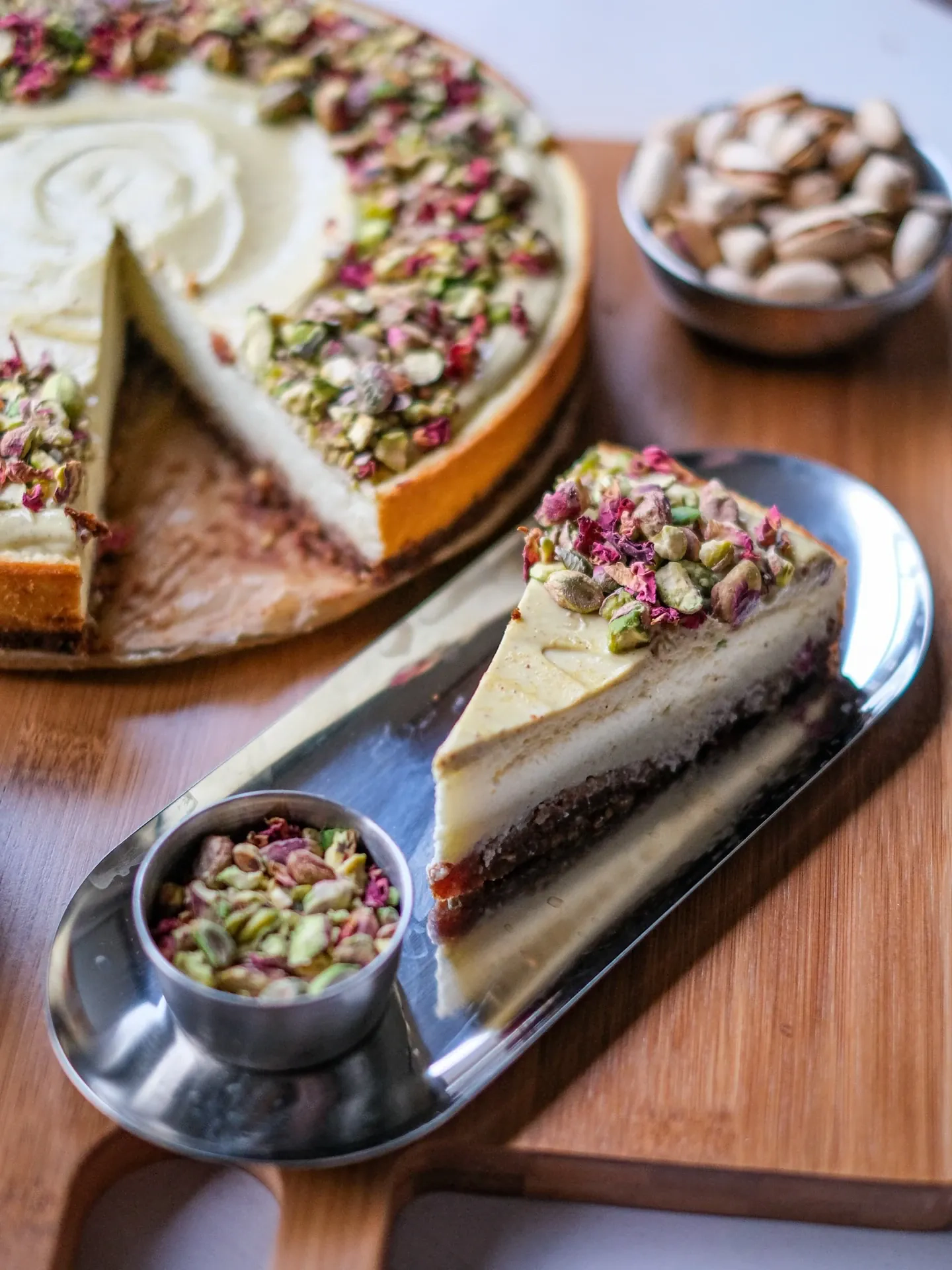 Fit skyrnik pistacjowy bez cukru z pistacjową polewą i płatkami róży.