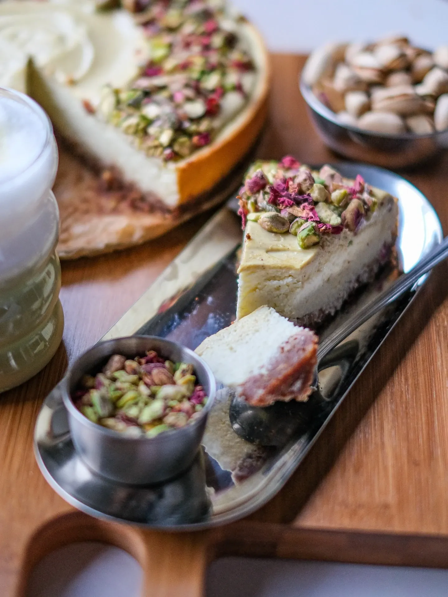 Fit skyrnik pistacjowy bez cukru z pistacjową polewą i płatkami róży.