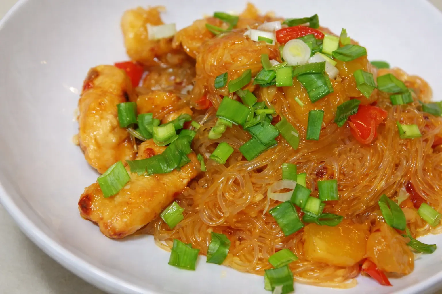 Noodle makaronai su saldžiarūgšte vištiena