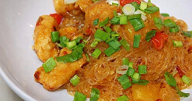 Noodle makaronai su saldžiarūgšte vištiena