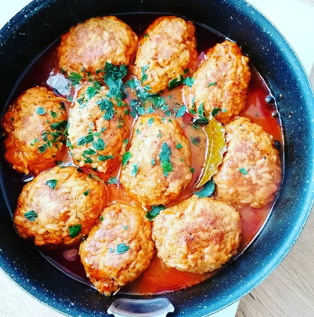 Kotlety mielone z ryżem w sosie pomidorowym