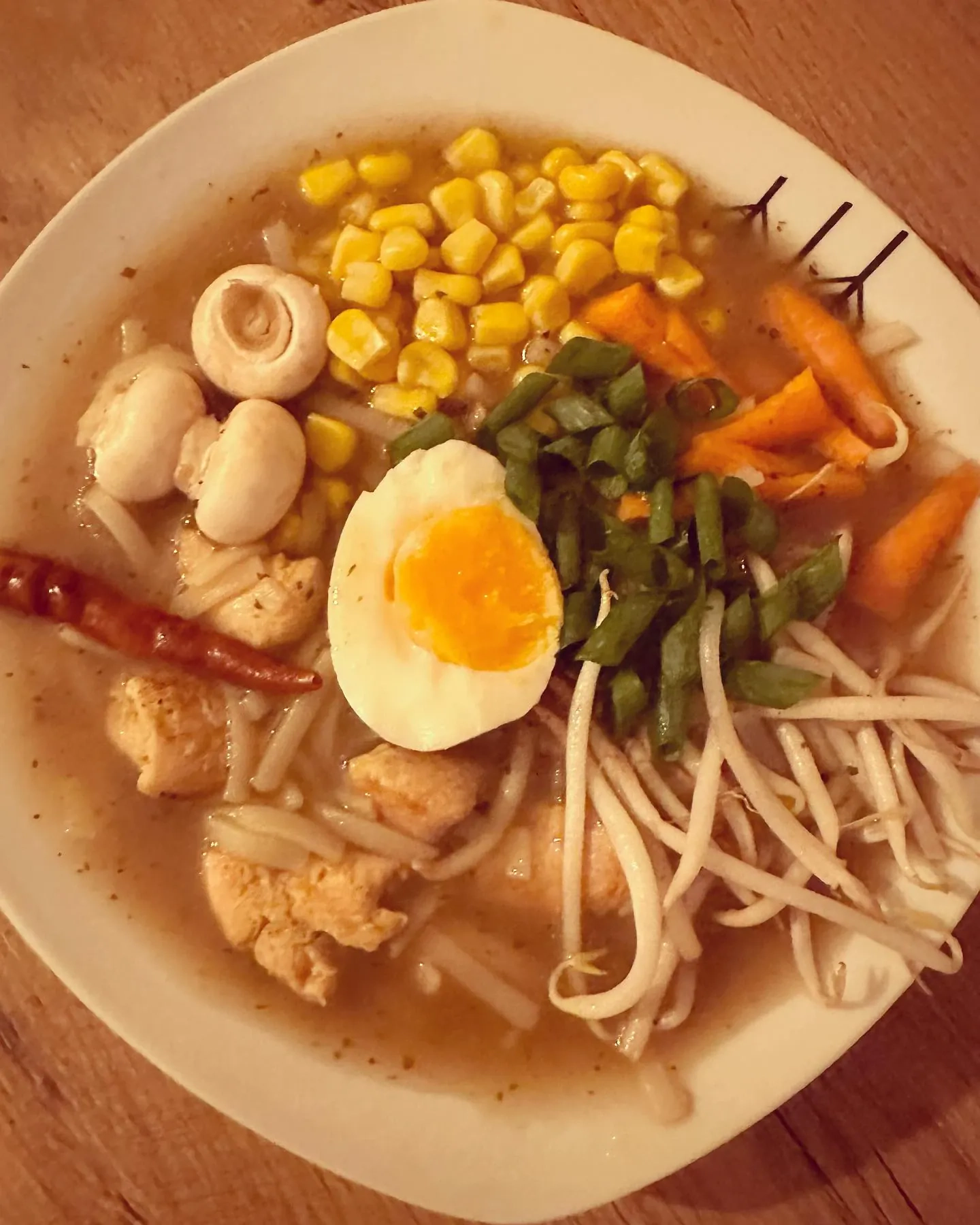 Zupa Pho z kurczakiem, makaronem ryżowym i dodatkami - prosty przepis