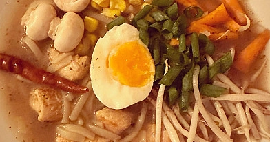 Zupa Pho z kurczakiem, makaronem ryżowym i dodatkami - prosty przepis