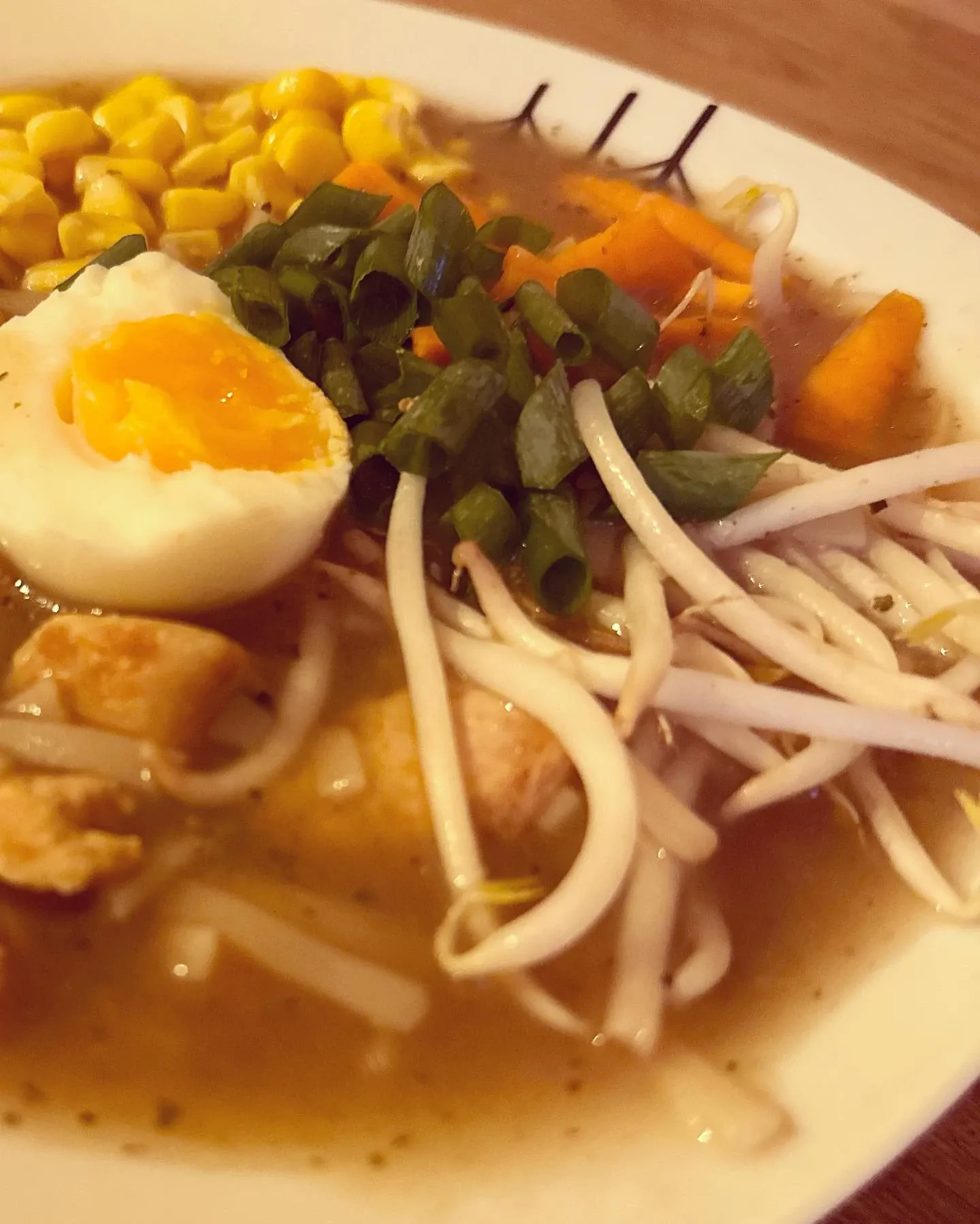 Zupa Pho z kurczakiem, makaronem ryżowym i dodatkami - prosty przepis