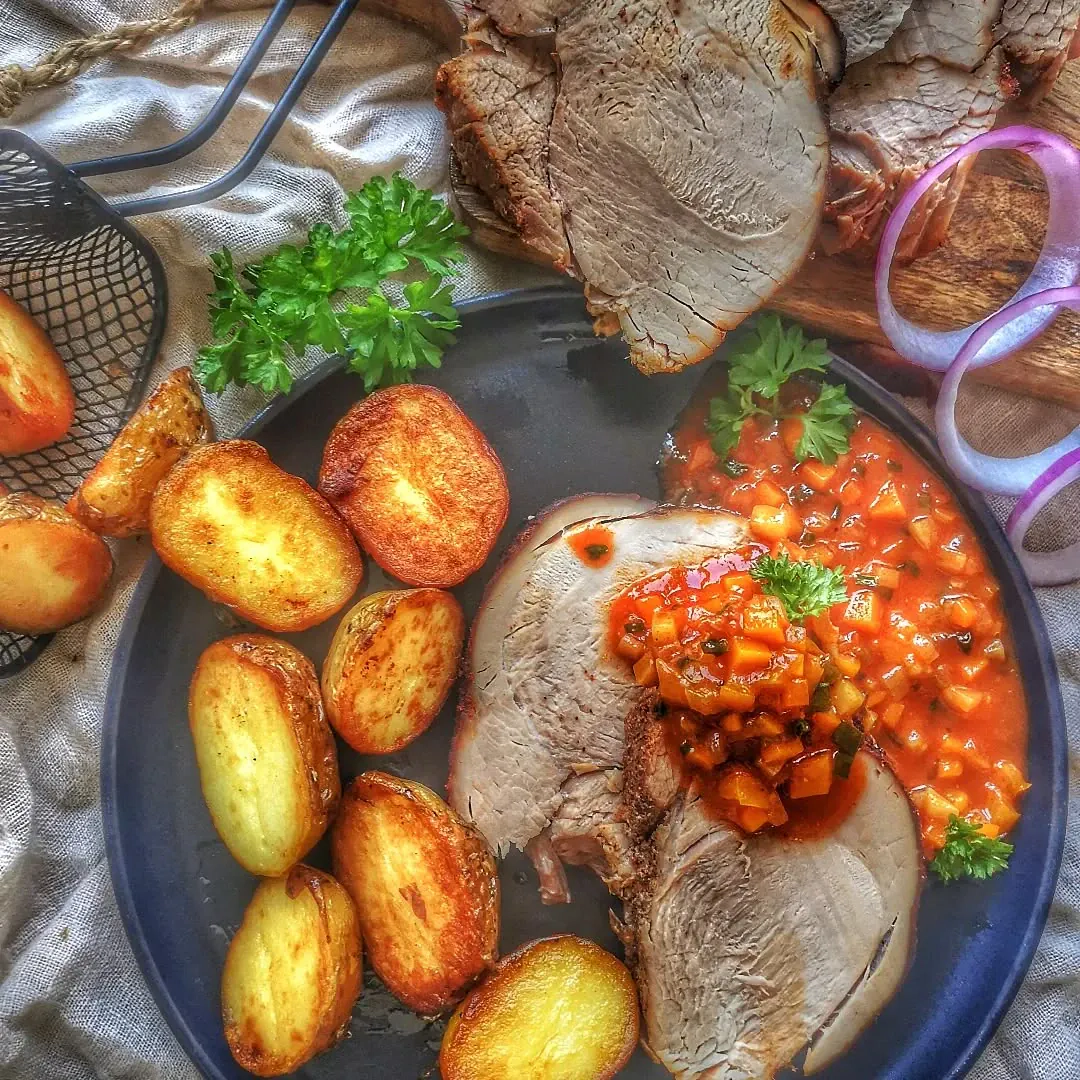 Szynka pieczona w plastrach na obiad