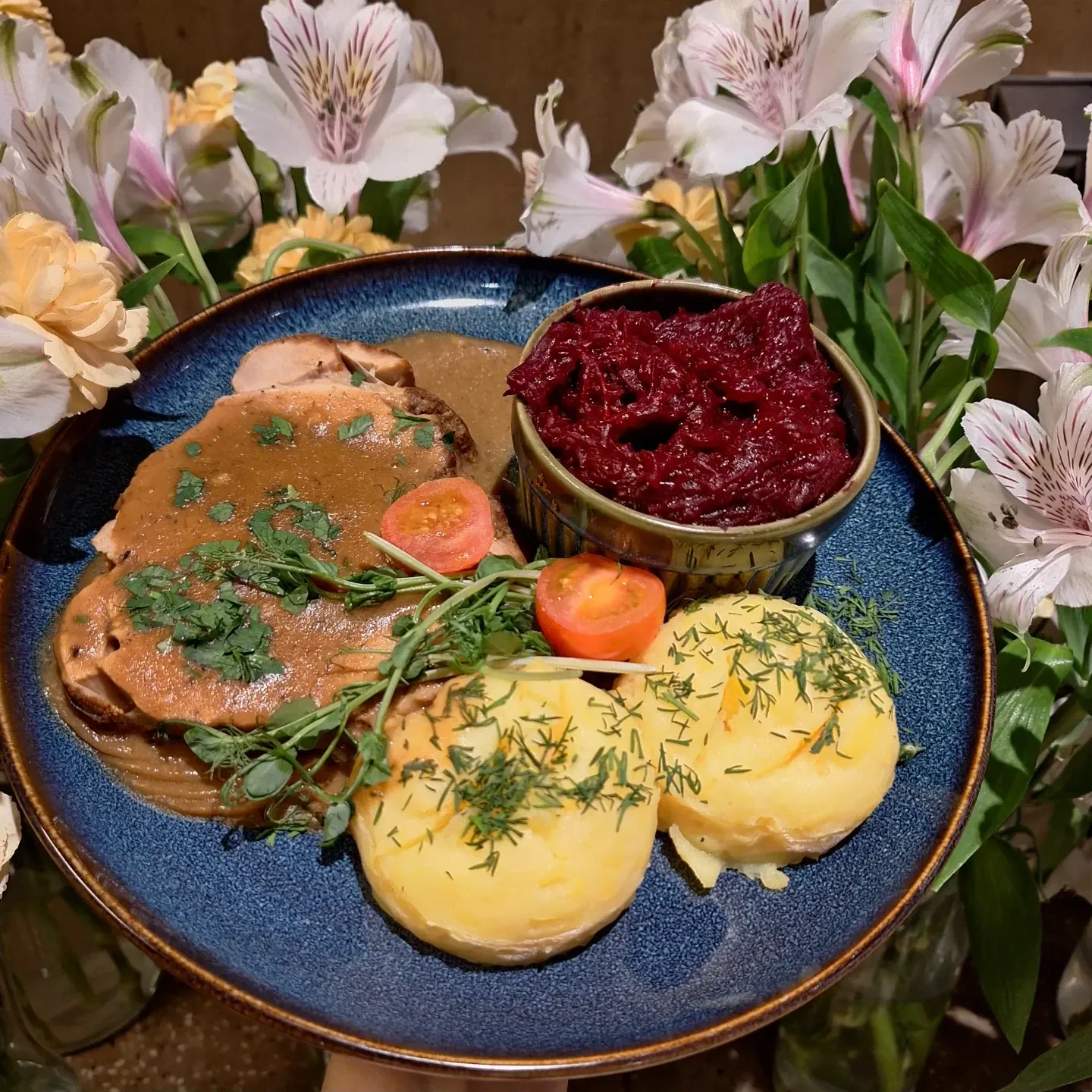 Szynka pieczona w plastrach w sosie