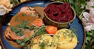 Szynka pieczona w plastrach w sosie