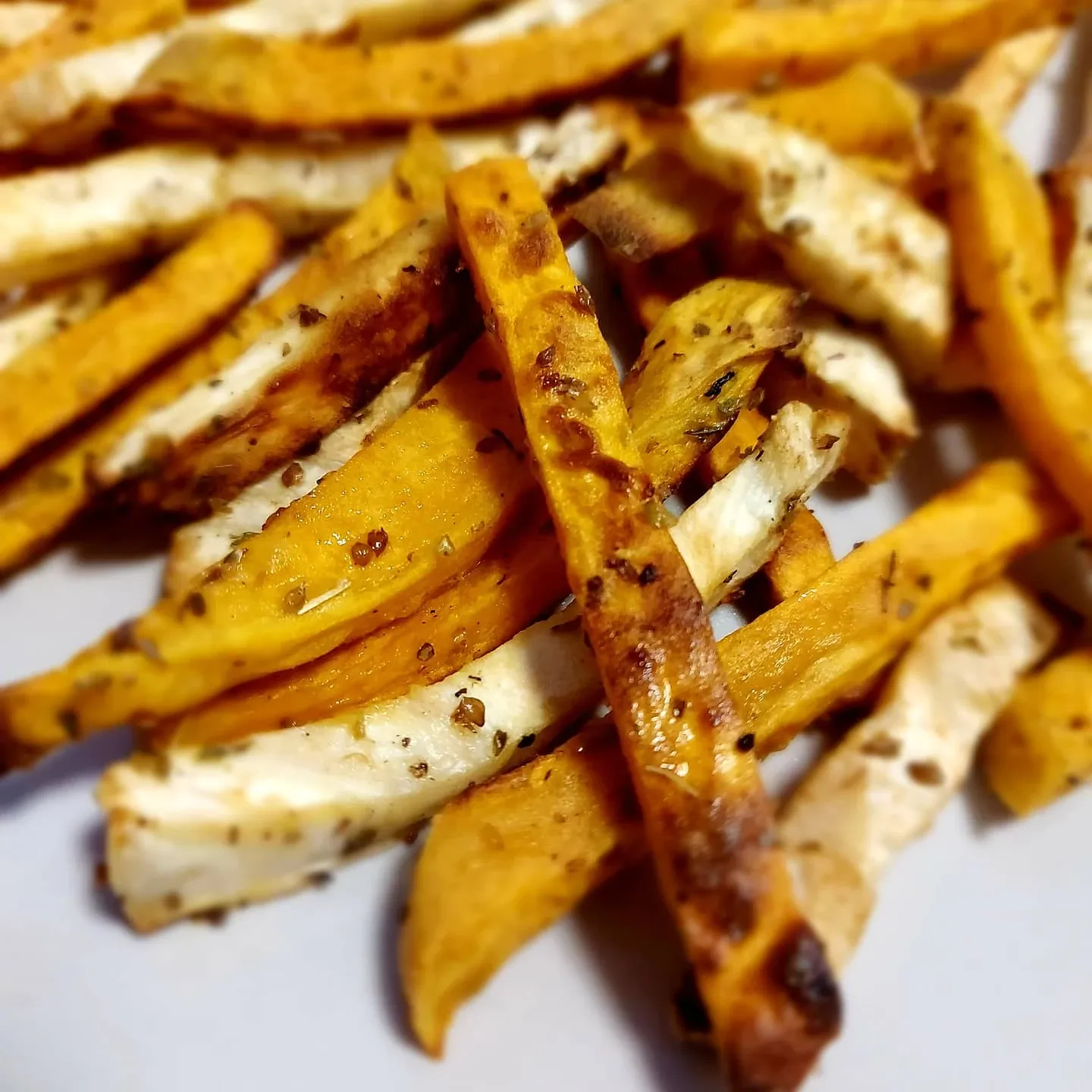 Traškios bulvytės fri, keptos karšto oro gruzdintuvėje