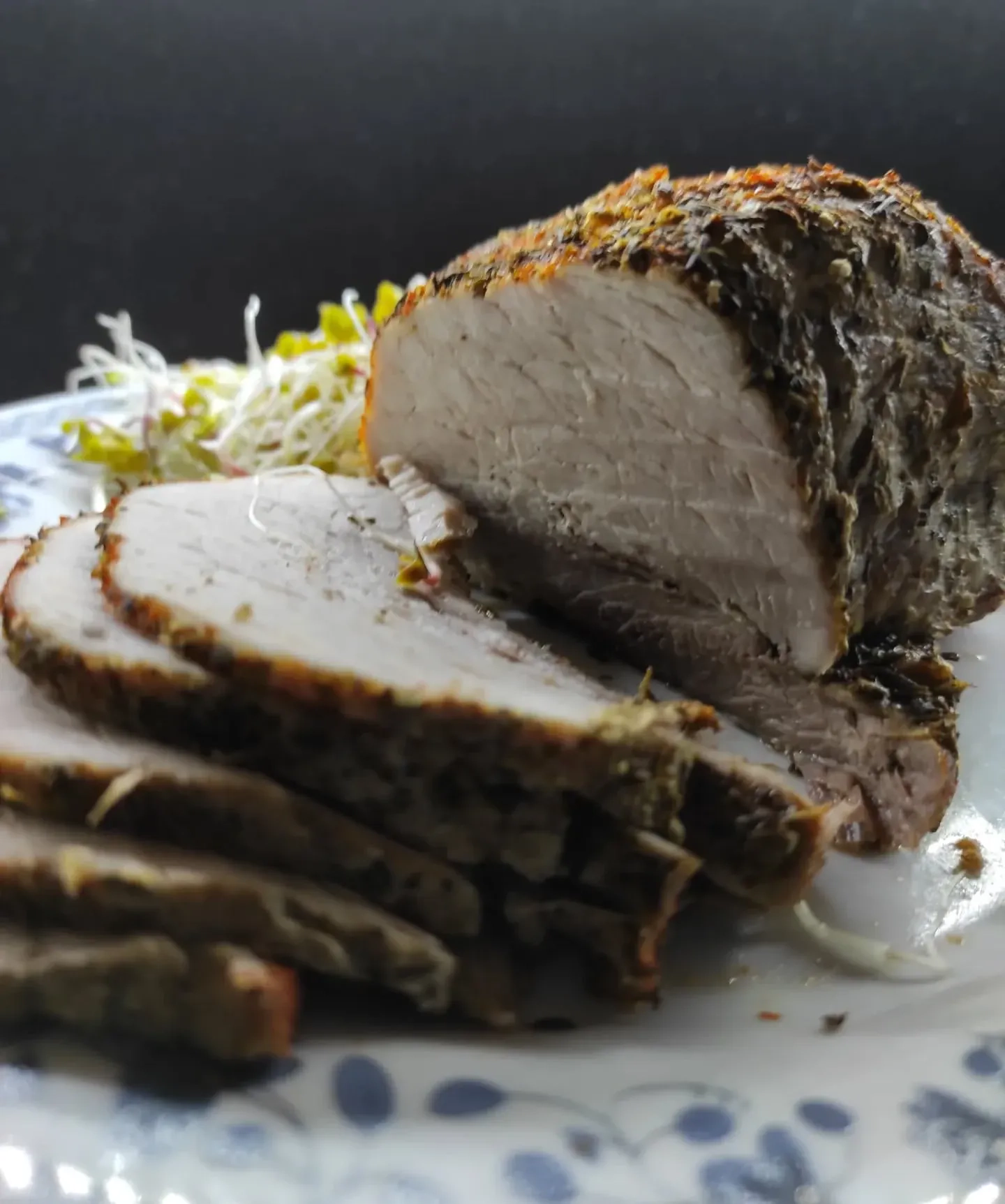 Szynka wieprzowa pieczona w plastrach w piekarniku