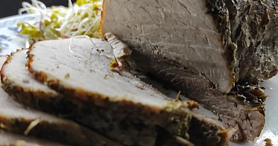 Szynka wieprzowa pieczona w plastrach w piekarniku