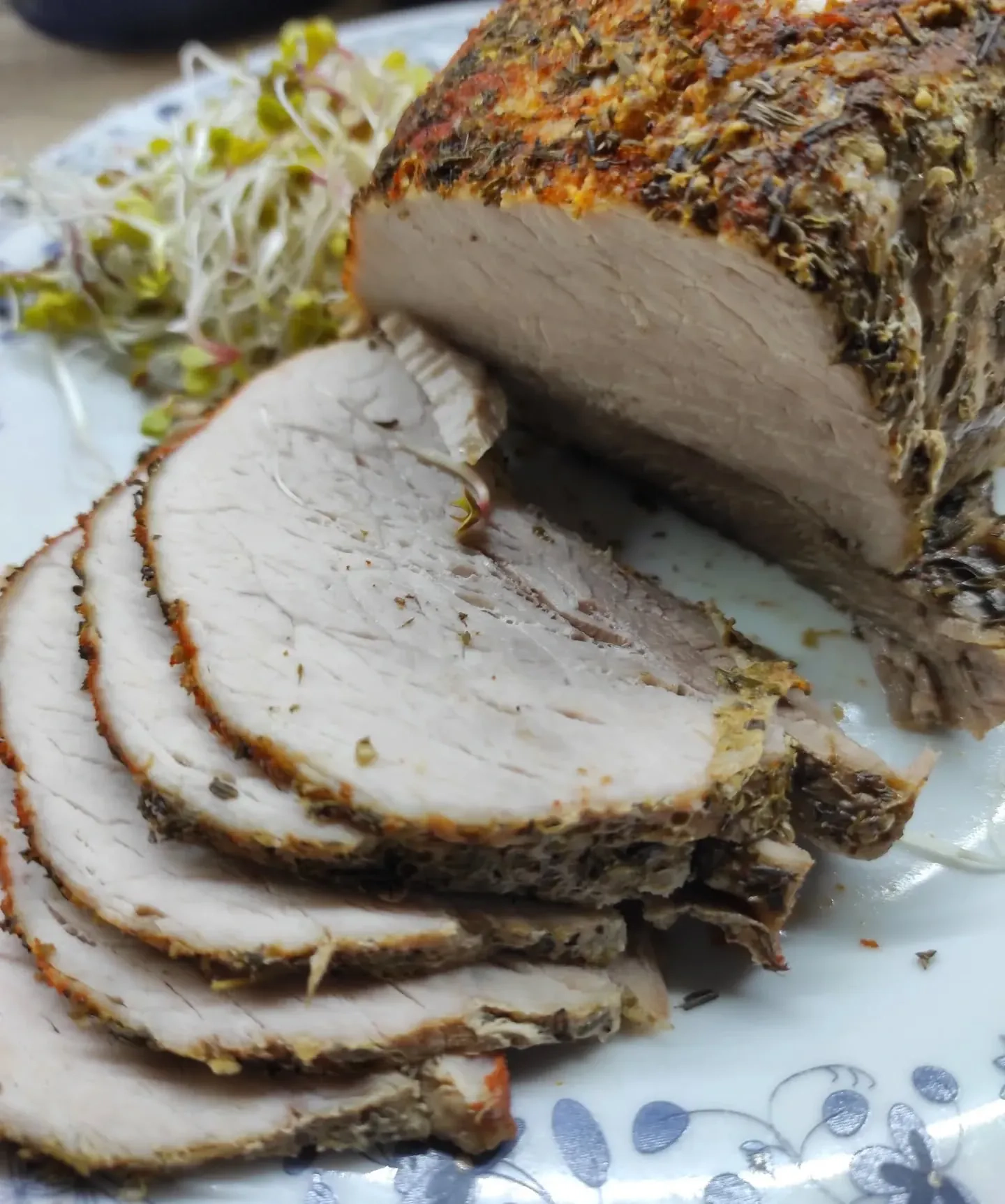 Szynka wieprzowa pieczona w plastrach w piekarniku