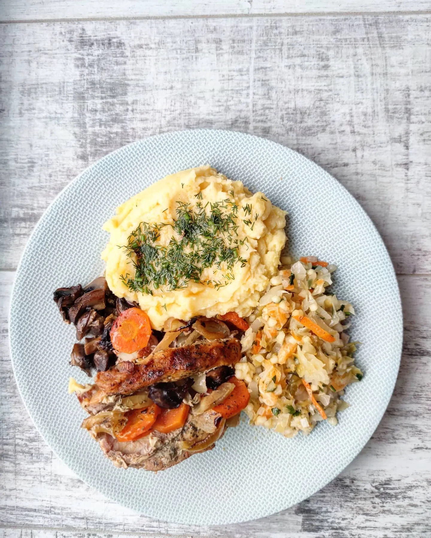 Szynka pieczona w plastrach z warzywami