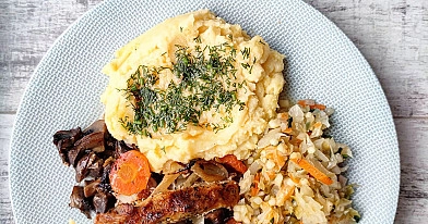 Szynka pieczona w plastrach z warzywami